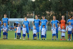 IMG_9081 Aufstellung Kinder Stifter Puchegger Knessl Ivanovic Erhardt Tisch k1